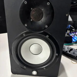 1x Yamaha HS7i Studio Monitor (slight distortion on woofer)